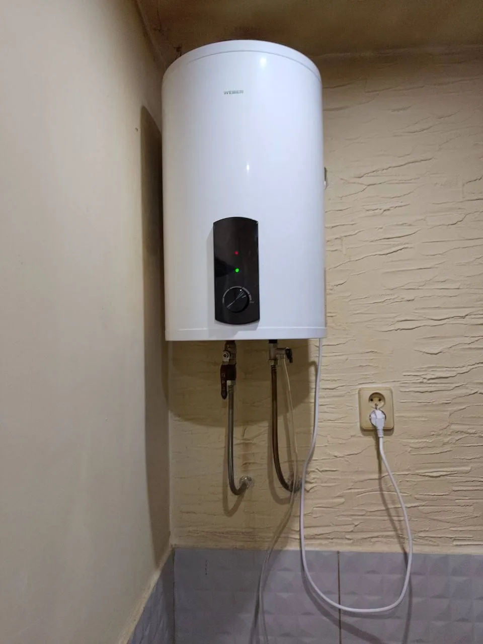Bojler elektryczny zamontowany na ścianie — DobryHydraulik Kraków