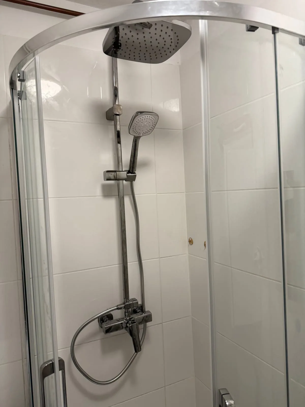Kabina półokrągła z kolumną prysznicową — DobryHydraulik Kraków