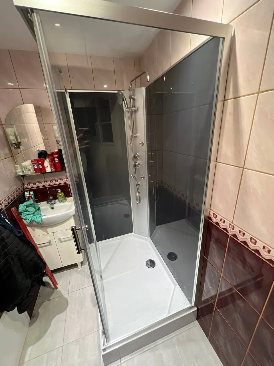 Kabina prysznicowa w łazience z płytkami bordo — DobryHydraulik Kraków