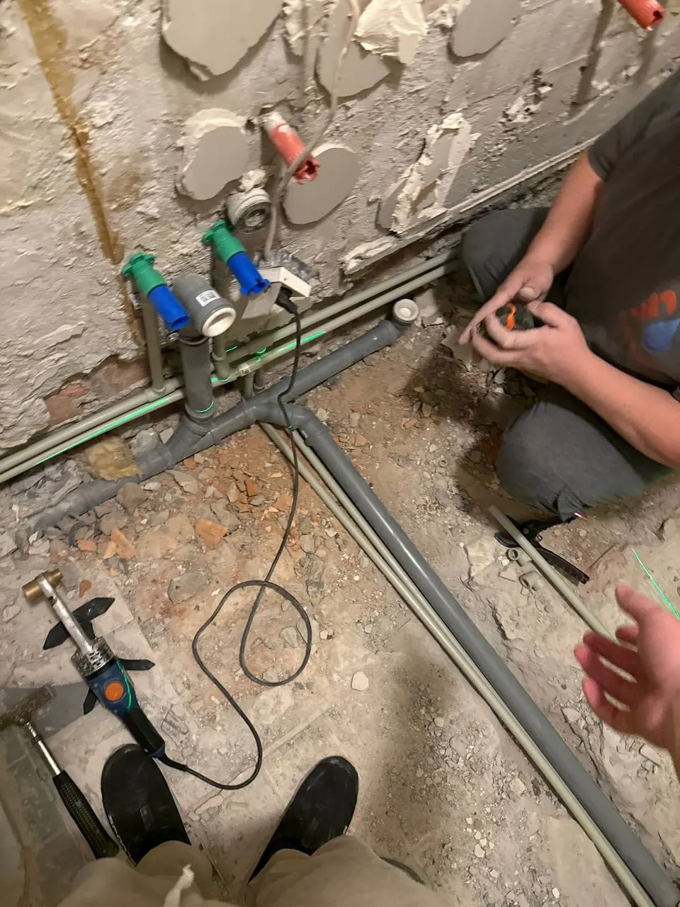 Montaż rur kanalizacyjnych w posadzce — DobryHydraulik Kraków