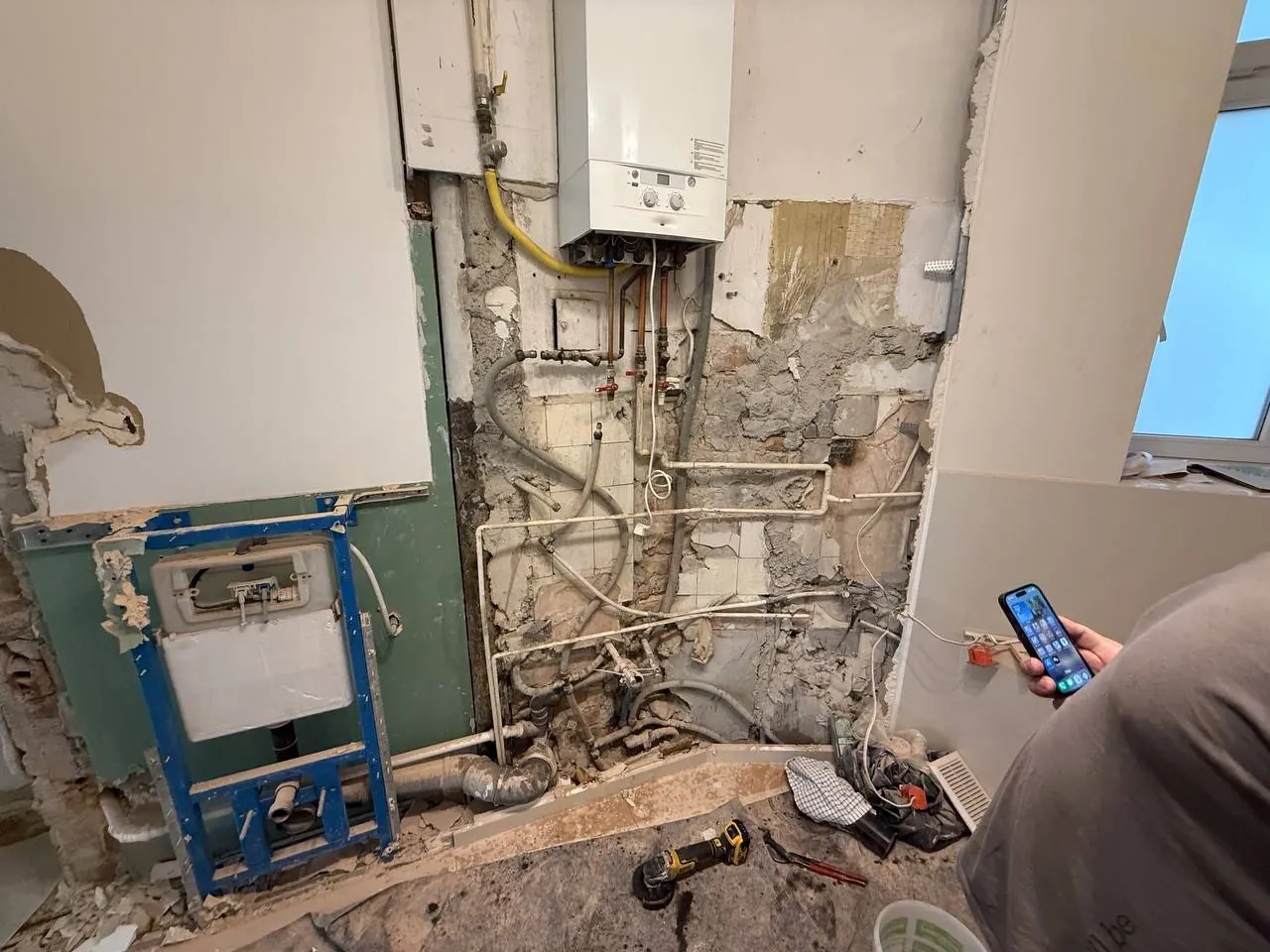 Łazienka w remoncie z widocznym kotłem — DobryHydraulik Kraków