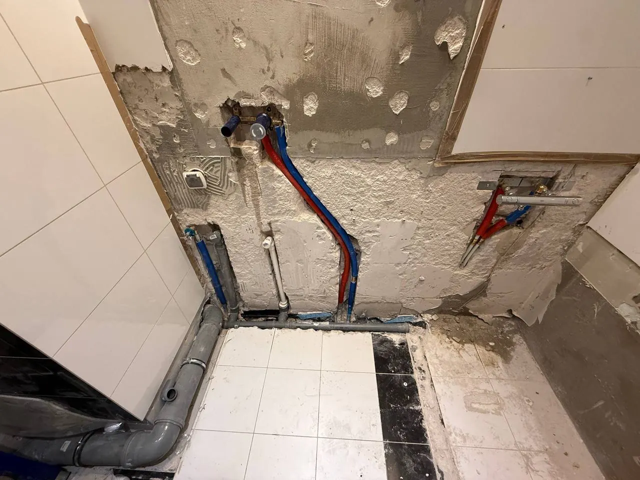 Nowe rury wodne po skuciu narożnika — DobryHydraulik Kraków