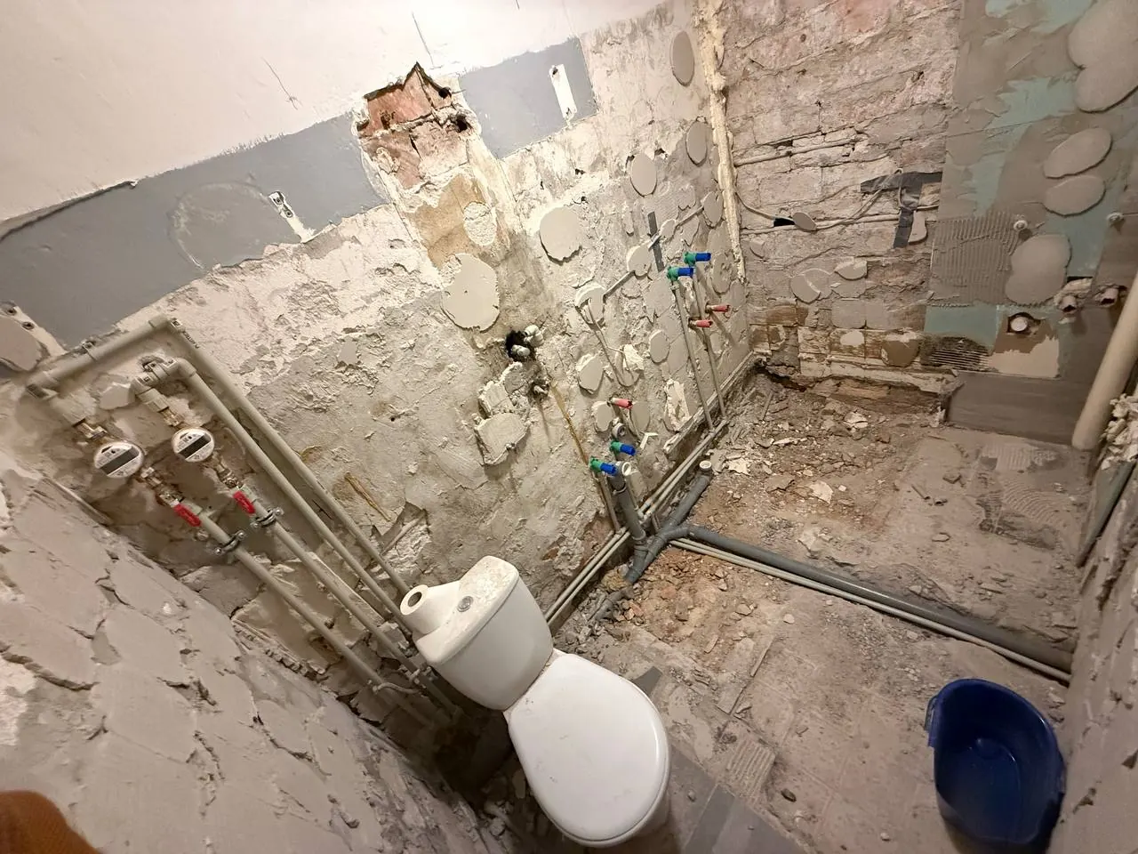 Skuta łazienka z odsłoniętą instalacją — DobryHydraulik Kraków