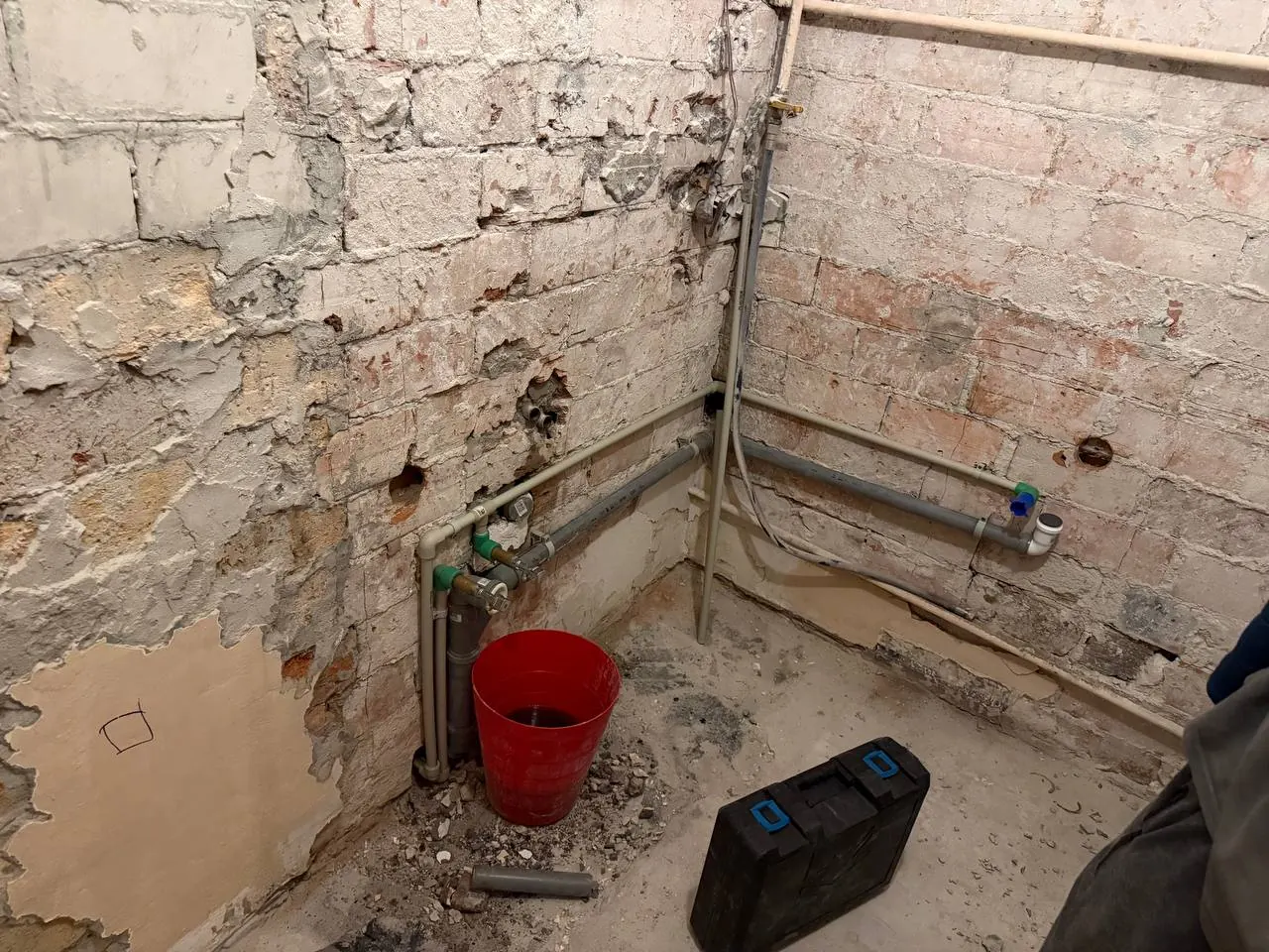 Surowa łazienka z rurami kanalizacyjnymi — DobryHydraulik Kraków