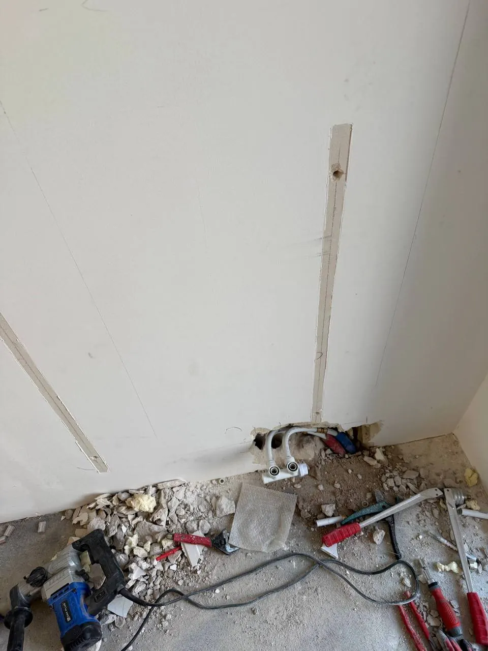 Podejścia wodne po odkuciu ściany - Instalacje wodne | HYDROUNO