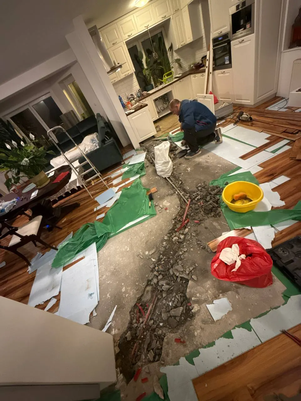 Duża przeróbka instalacji pod posadzką w mieszkaniu — DobryHydraulik Kraków