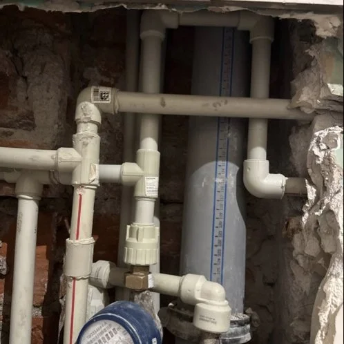 Stary kompakt WC przed wymianą — DobryHydraulik Kraków