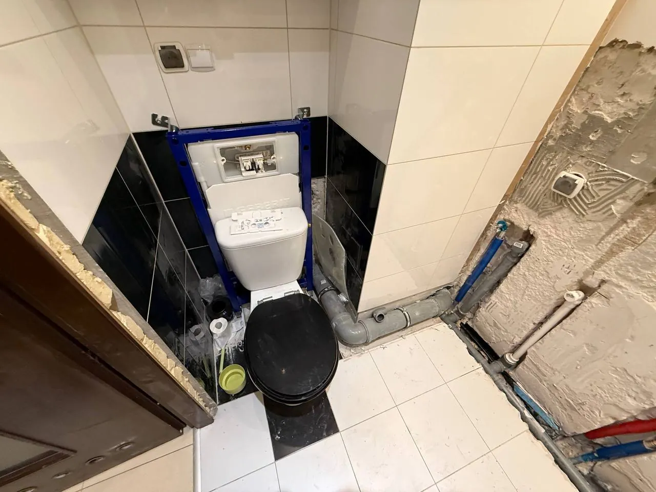 Kompakt WC z podejściami przy czarnych płytkach — DobryHydraulik Kraków