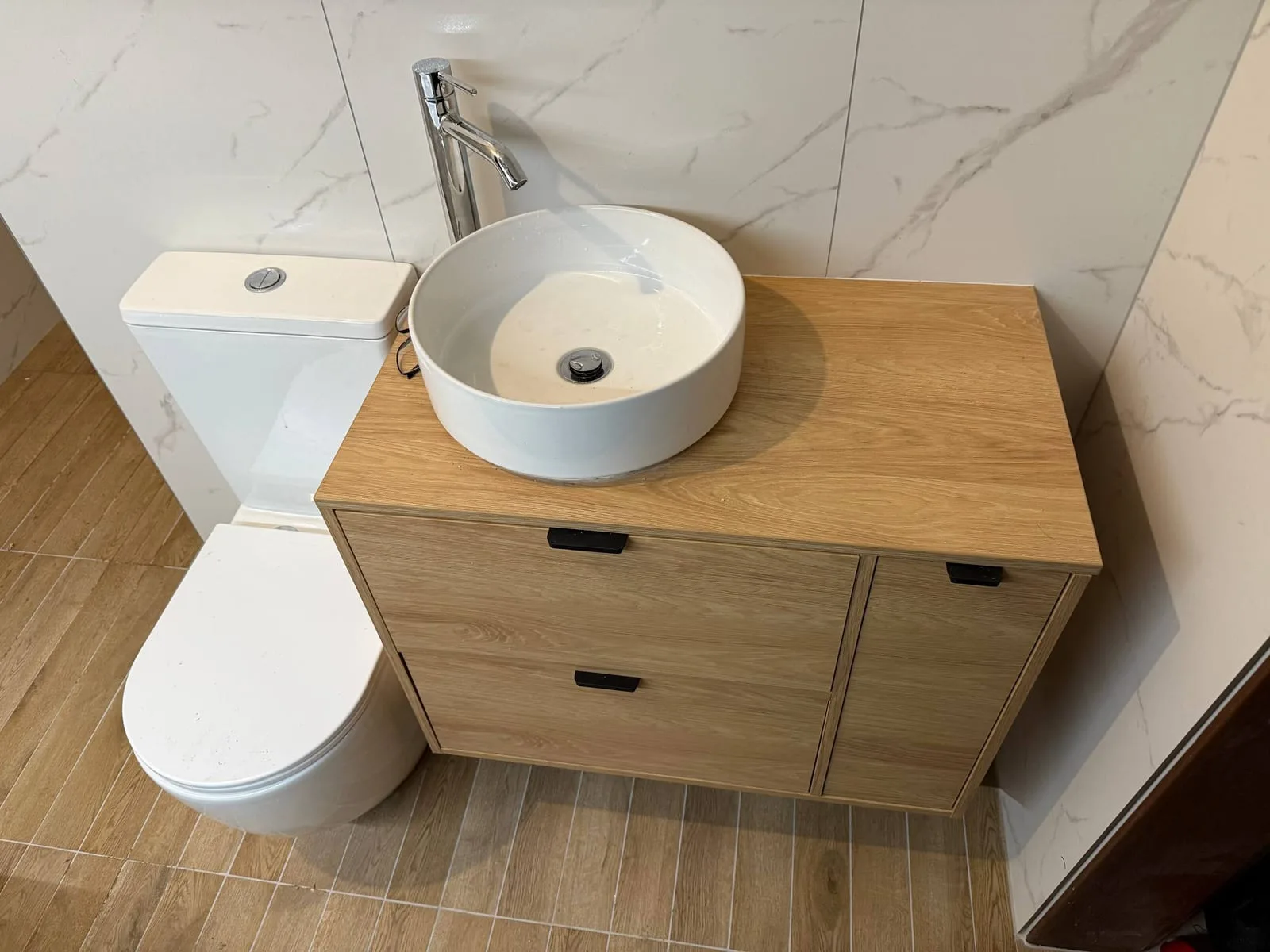 Umywalka nablatowa na szafce z WC — DobryHydraulik Kraków