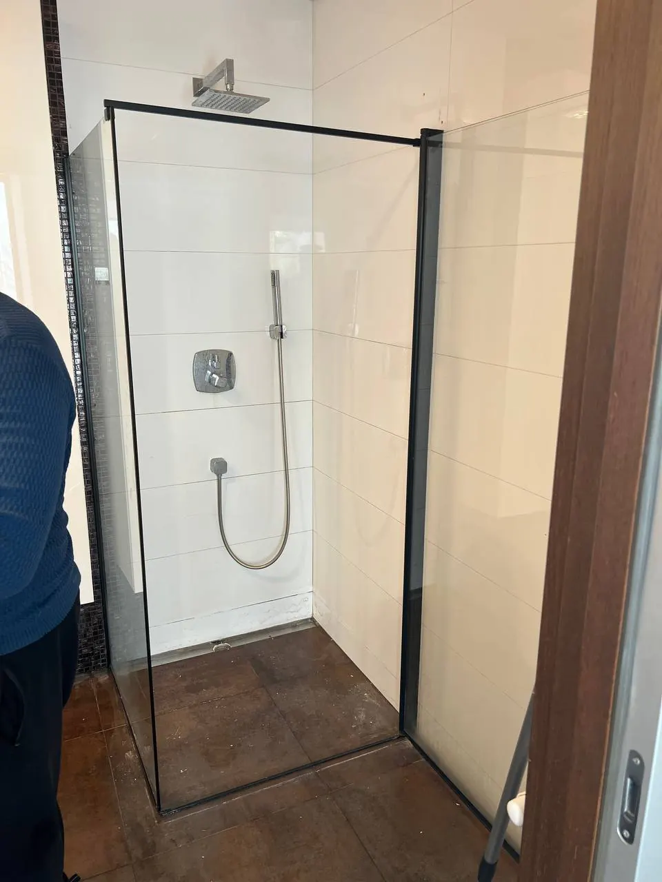 Kabina walk-in w czarnej ramie — DobryHydraulik Kraków