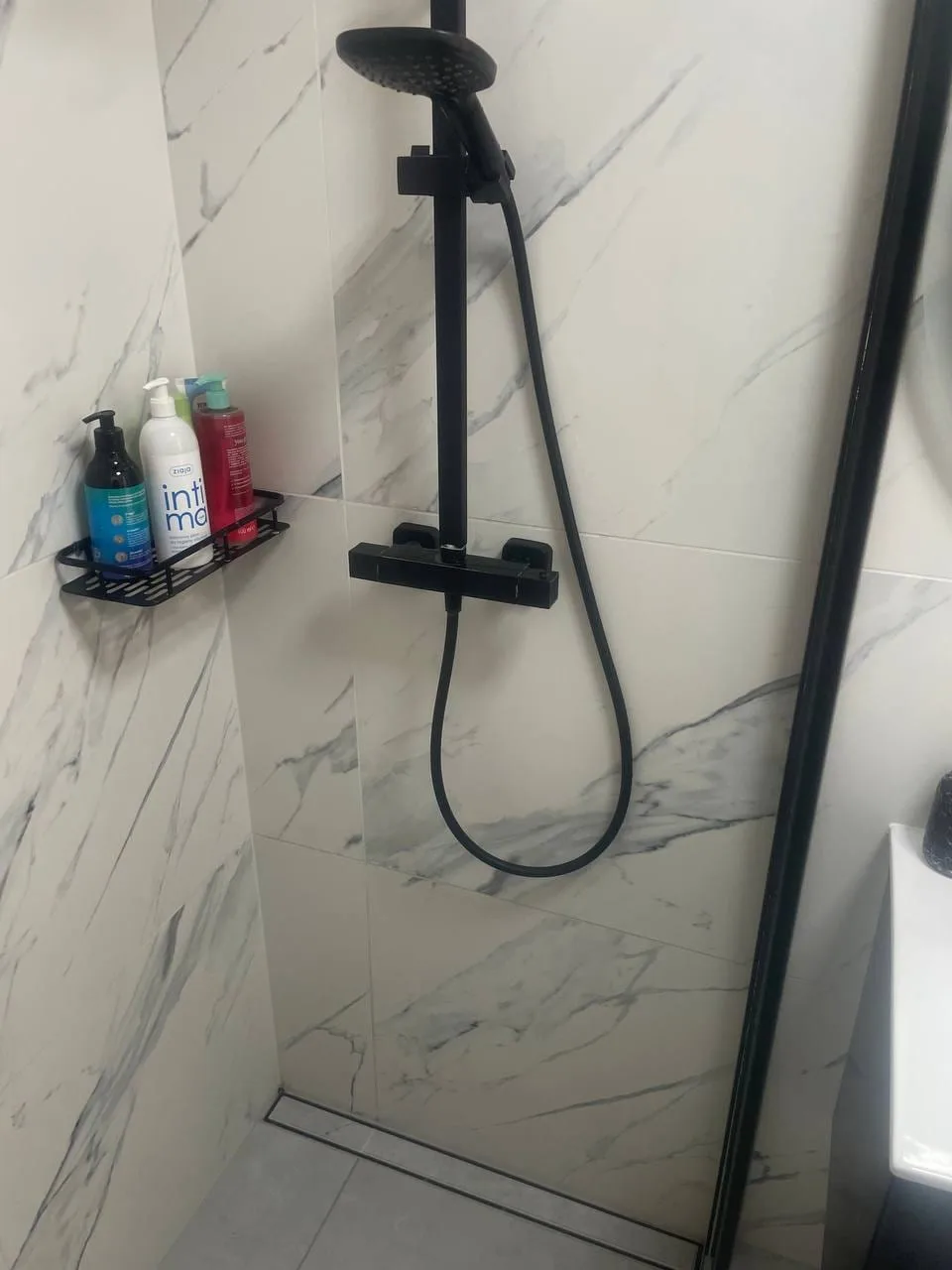 Walk-in z czarną kolumną i odpływem liniowym — DobryHydraulik Kraków