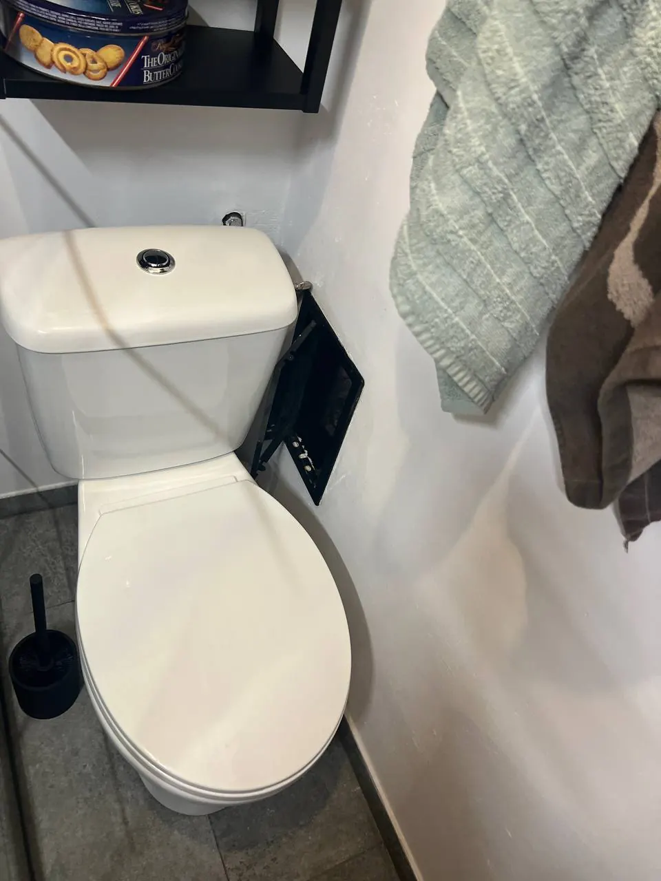 Kompakt WC z klapą serwisową stelaża — DobryHydraulik Kraków