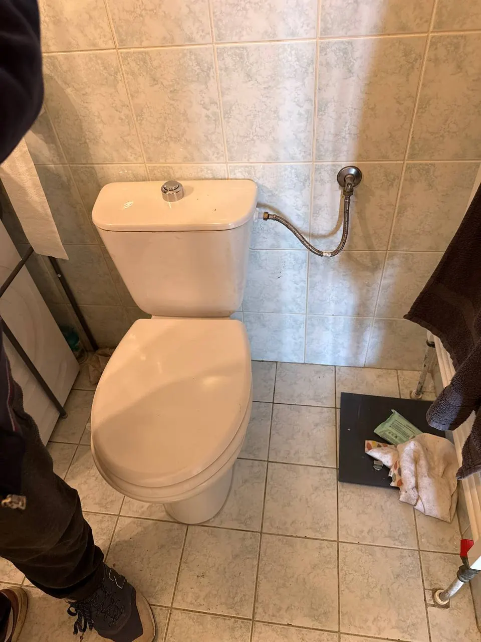Kompakt WC na płytkach beżowych — DobryHydraulik Kraków