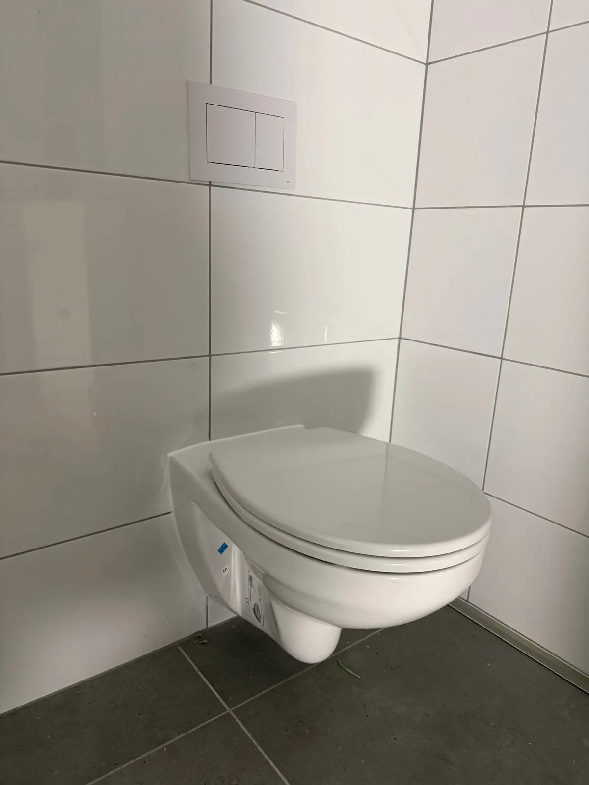 WC podwieszane w białej łazience — DobryHydraulik Kraków