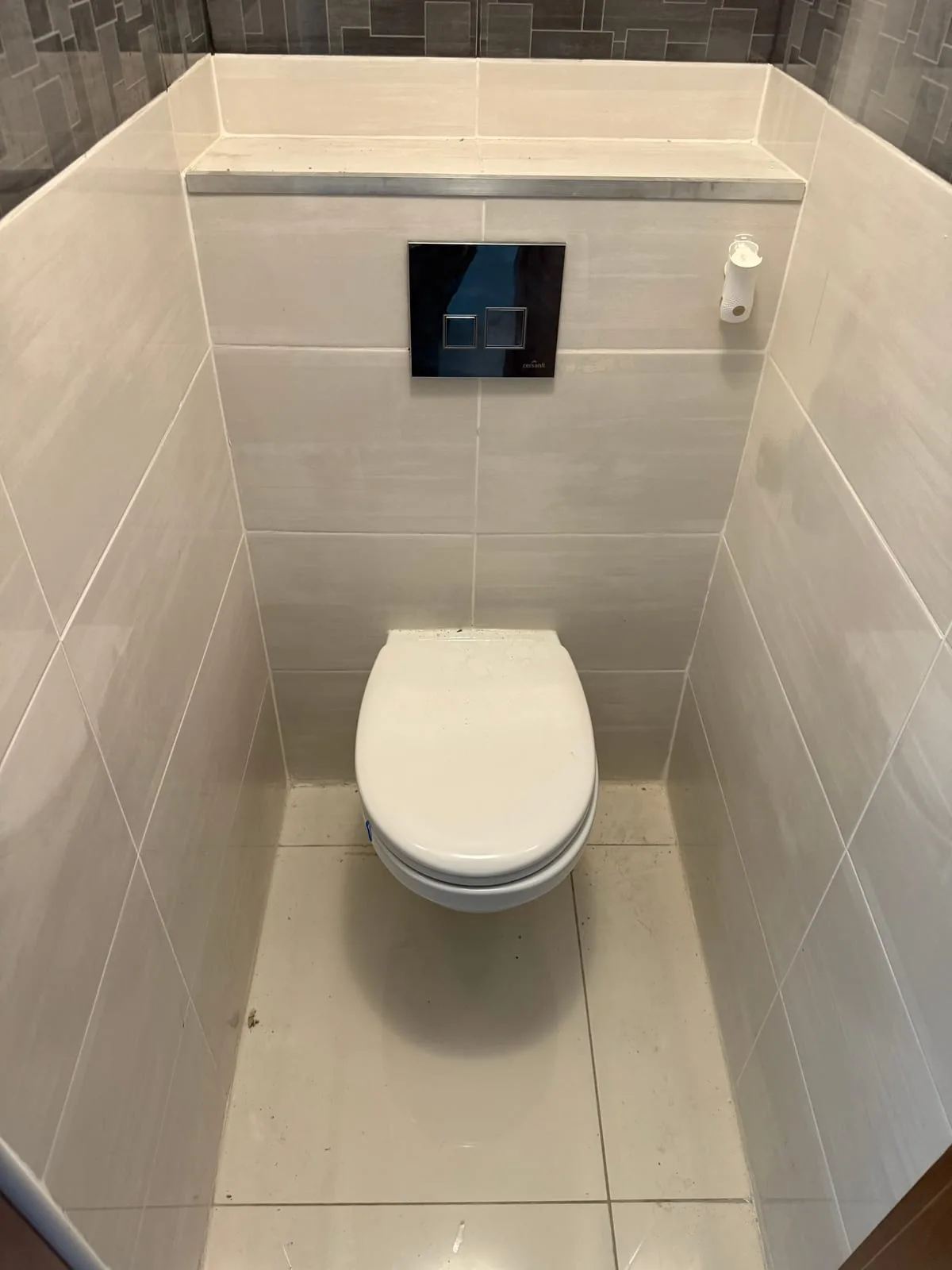 WC podwieszane z czarnym przyciskiem — DobryHydraulik Kraków