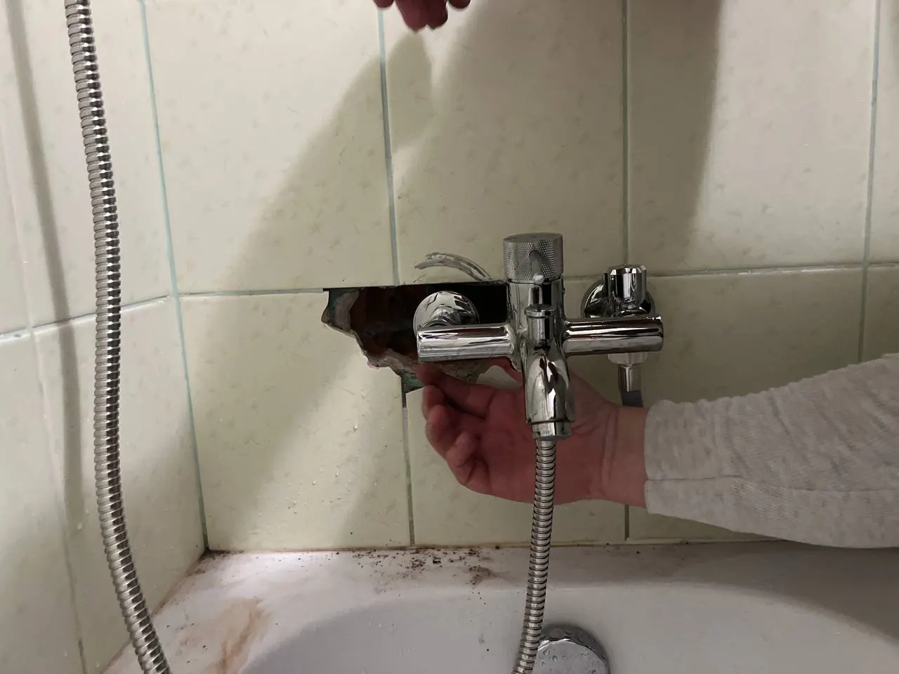 Naprawa wycieku przy baterii wannowej — DobryHydraulik Kraków